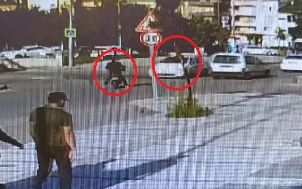 İnegöl'de elektrikli bisiklet ile otomobilin çarpışma anı