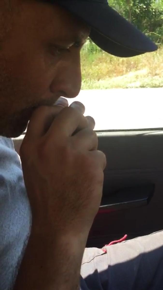 Antalya'da otomobiline çarpan serçenin hayatını kurtardı