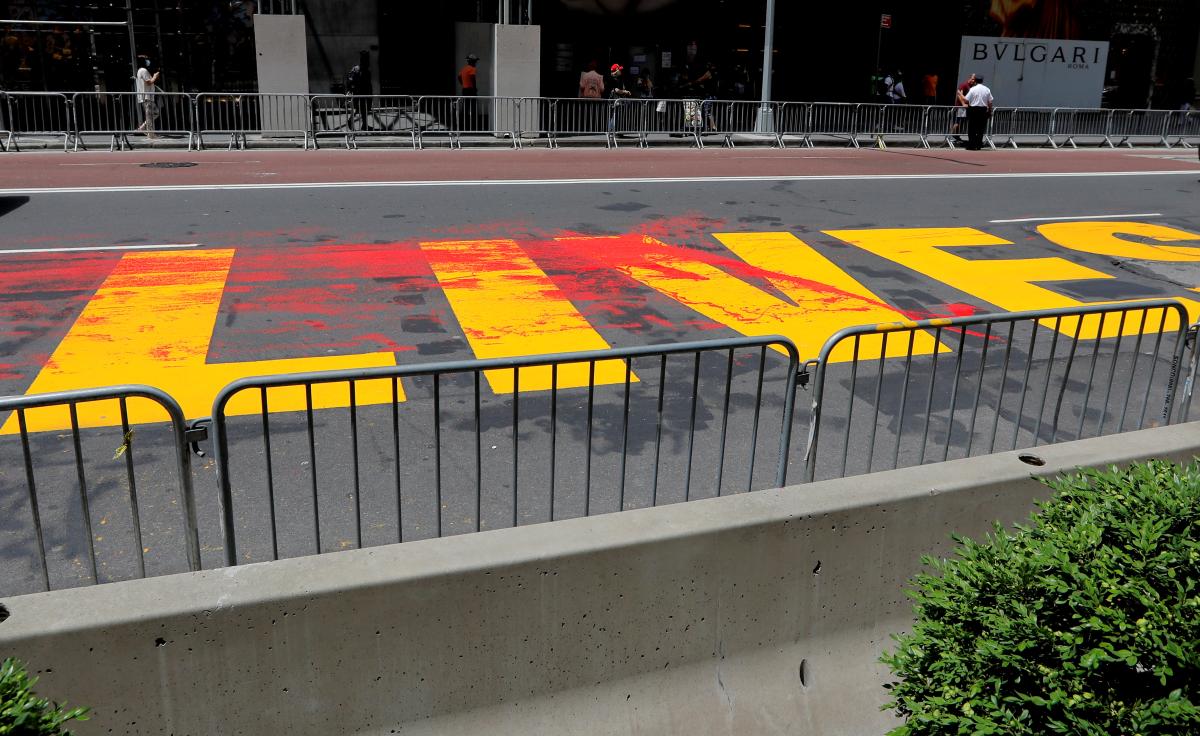 New York'ta 'Black Lives Matter' yazısına boyalı saldırı