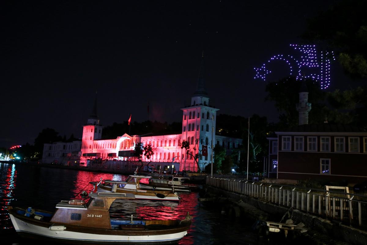 İstanbul Boğazı'nda drone'larla 15 Temmuz gösterisi