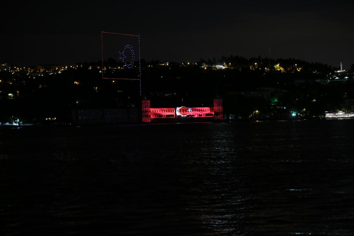 İstanbul Boğazı'nda drone'larla 15 Temmuz gösterisi