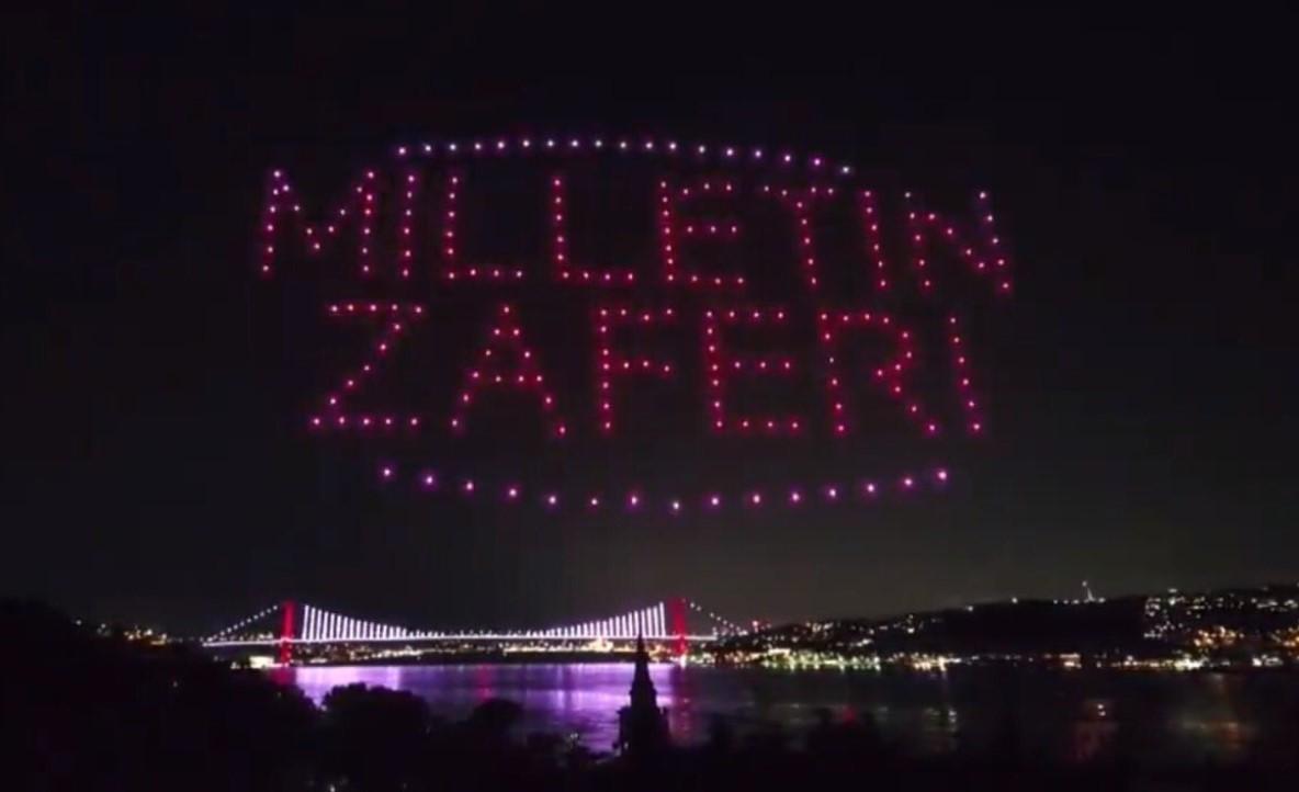 İstanbul Boğazı'nda drone'larla 15 Temmuz gösterisi