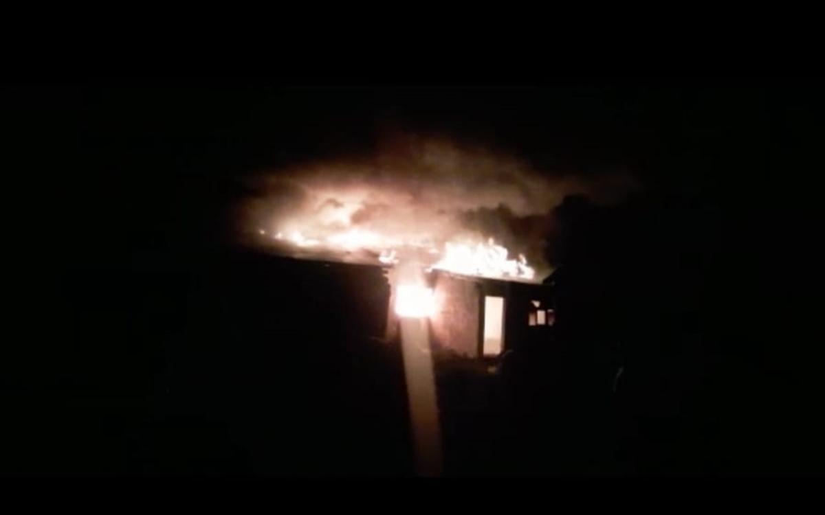 Ardahan'da yangın: 2 ev ve 1 ahır yanarak kül oldu