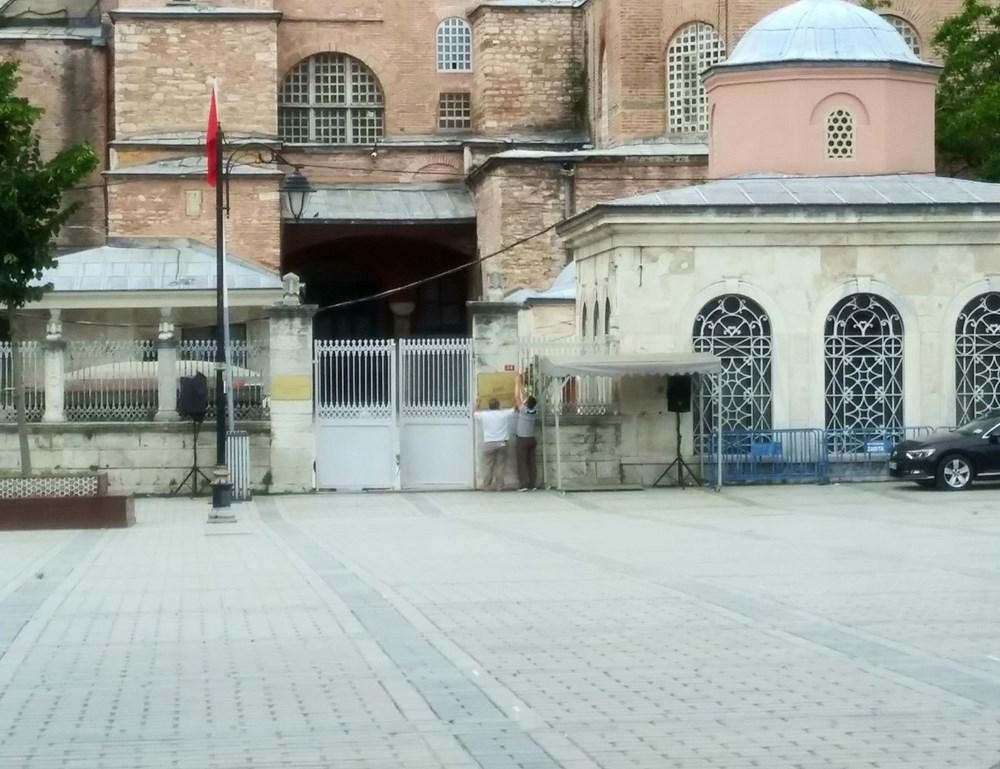 Ayasofya'da müze tabelası söküldü