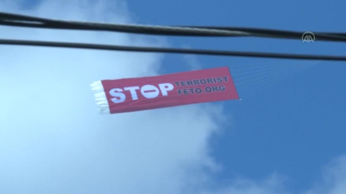 ABD'de FETÖ elebaşının evinin önünde protesto düzenlendi