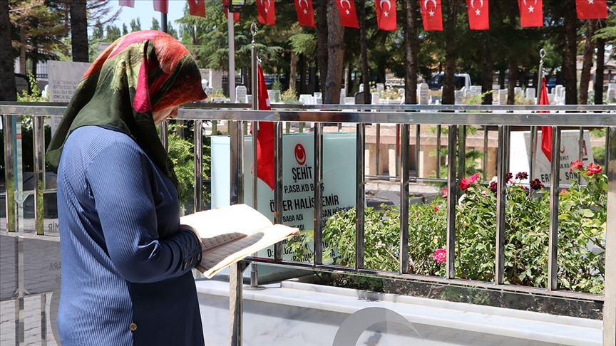 Şehit Astsubay Ömer Halisdemir, kabri başında anıldı