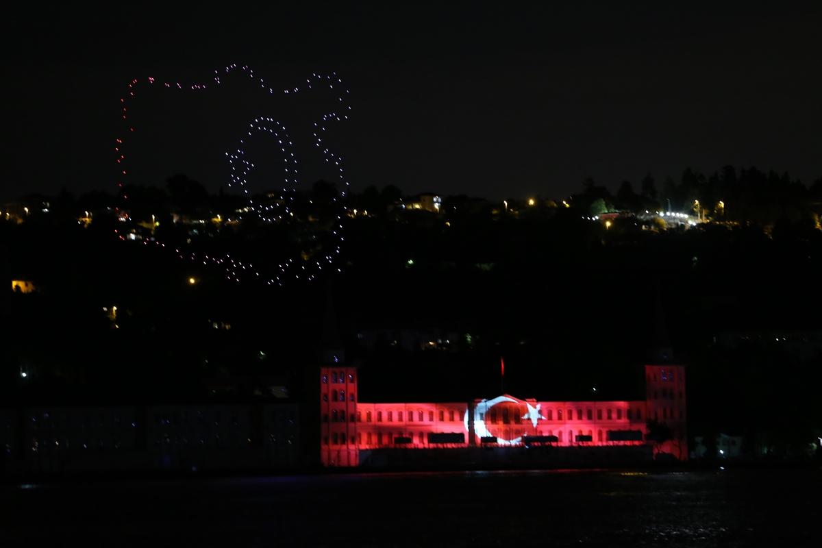 İstanbul Boğazı'nda drone'larla 15 Temmuz gösterisi