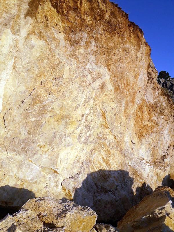 Isparta’da define bulmak için kayayı patlattılar