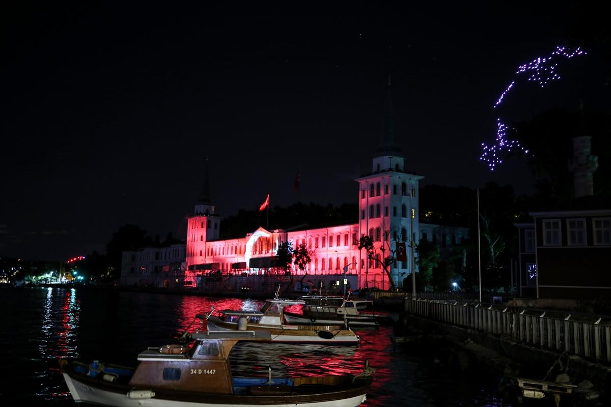 İstanbul Boğazı'nda drone'larla 15 Temmuz gösterisi