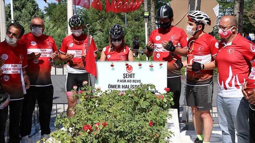 Şehit Astsubay Ömer Halisdemir, kabri başında anıldı