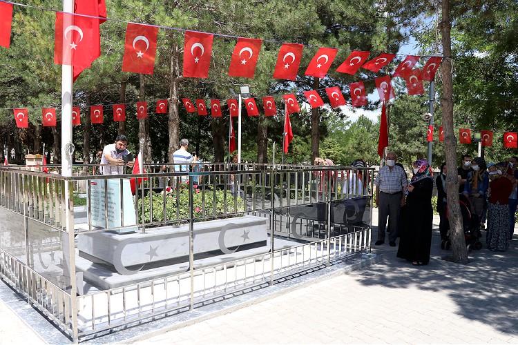 Şehit Astsubay Ömer Halisdemir, kabri başında anıldı