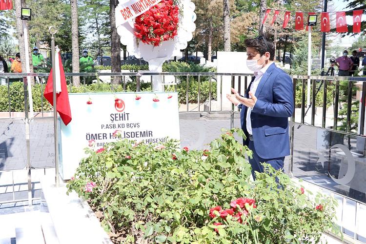Şehit Astsubay Ömer Halisdemir, kabri başında anıldı