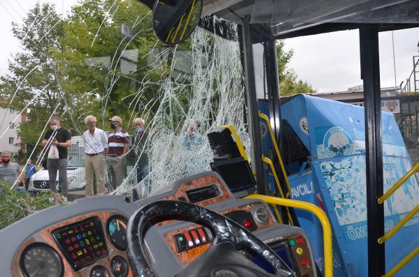 Avcılar'da halk otobüsü kaza yaptı: 1 yaralı