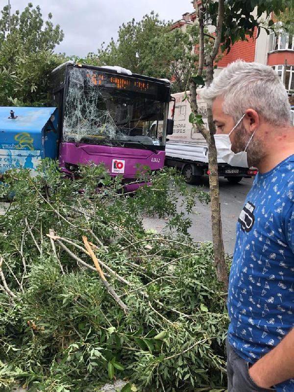 Avcılar'da halk otobüsü kaza yaptı: 1 yaralı