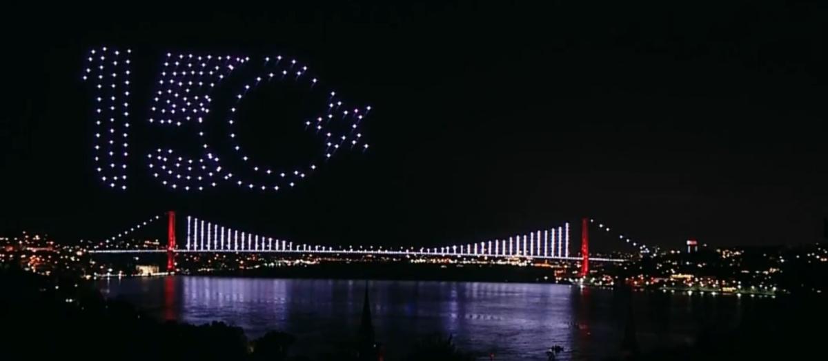 İstanbul Boğazı'nda drone'larla 15 Temmuz gösterisi