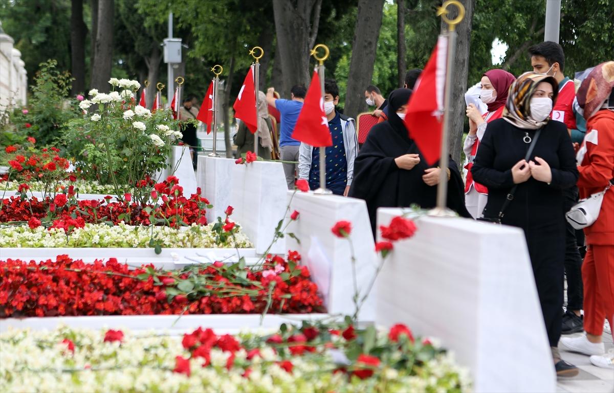15 Temmuz şehitleri kabirleri başında anıldı