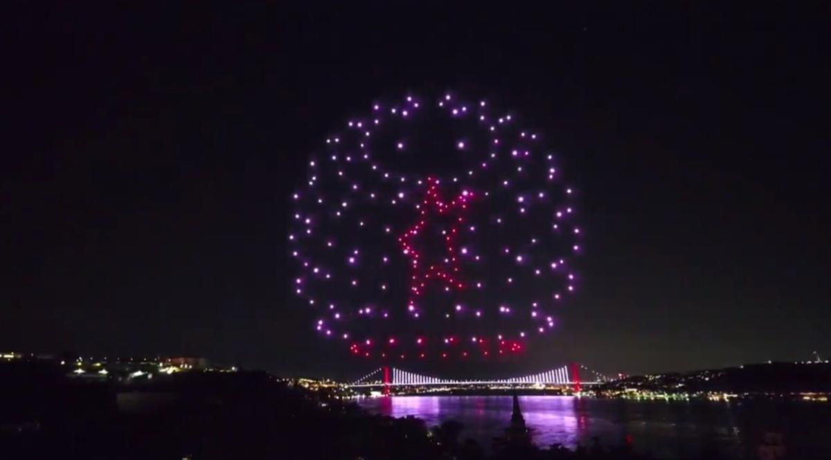 İstanbul Boğazı'nda drone'larla 15 Temmuz gösterisi