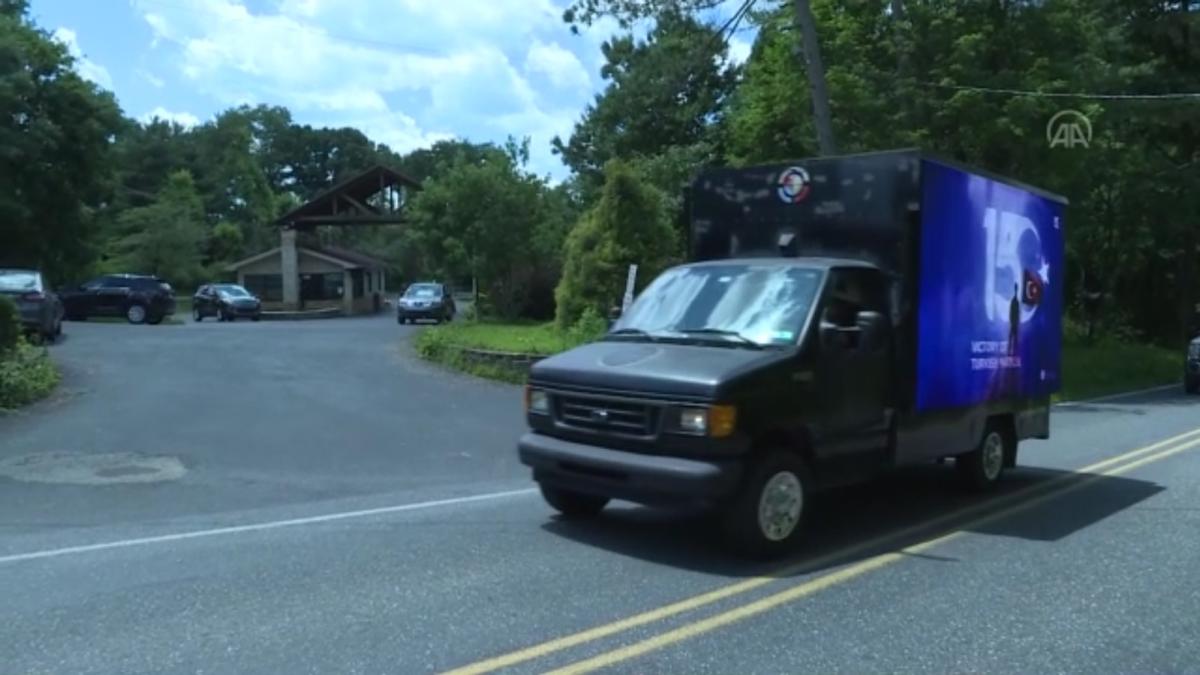 ABD'de FETÖ elebaşının evinin önünde protesto düzenlendi