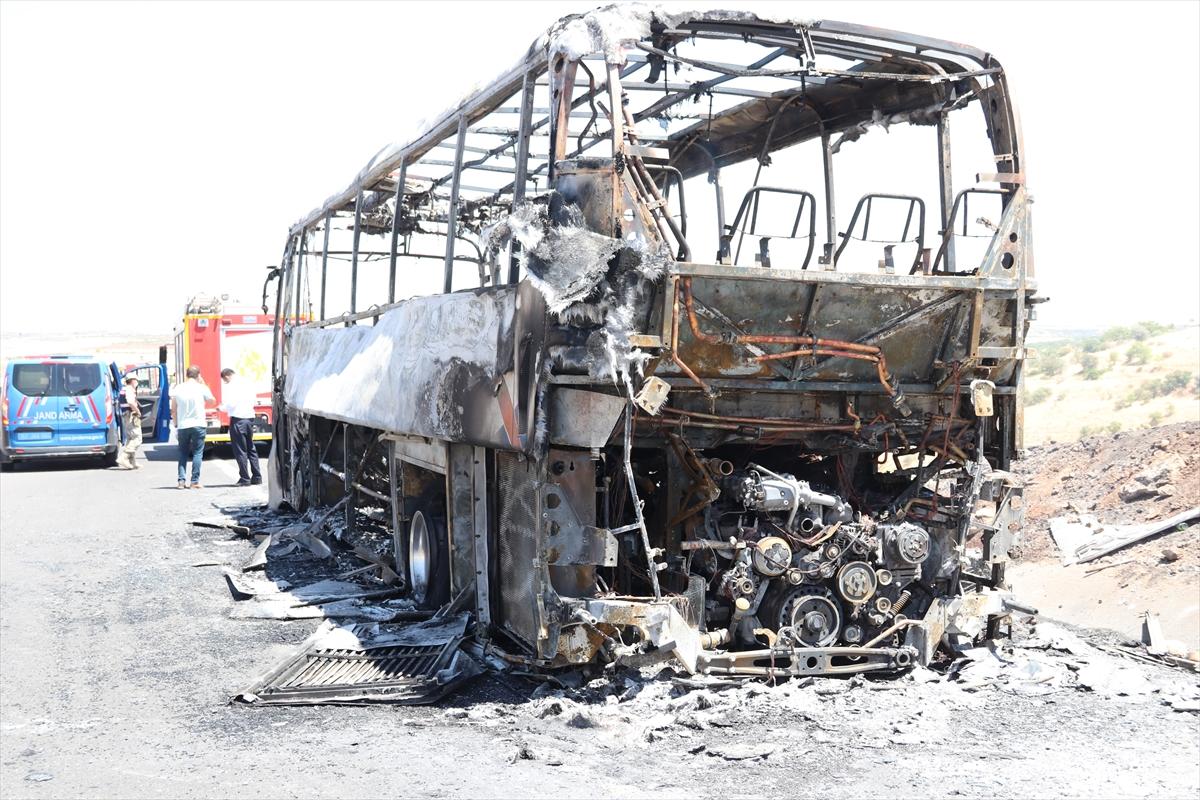 Şanlıurfa'da seyir halindeki otobüs yandı