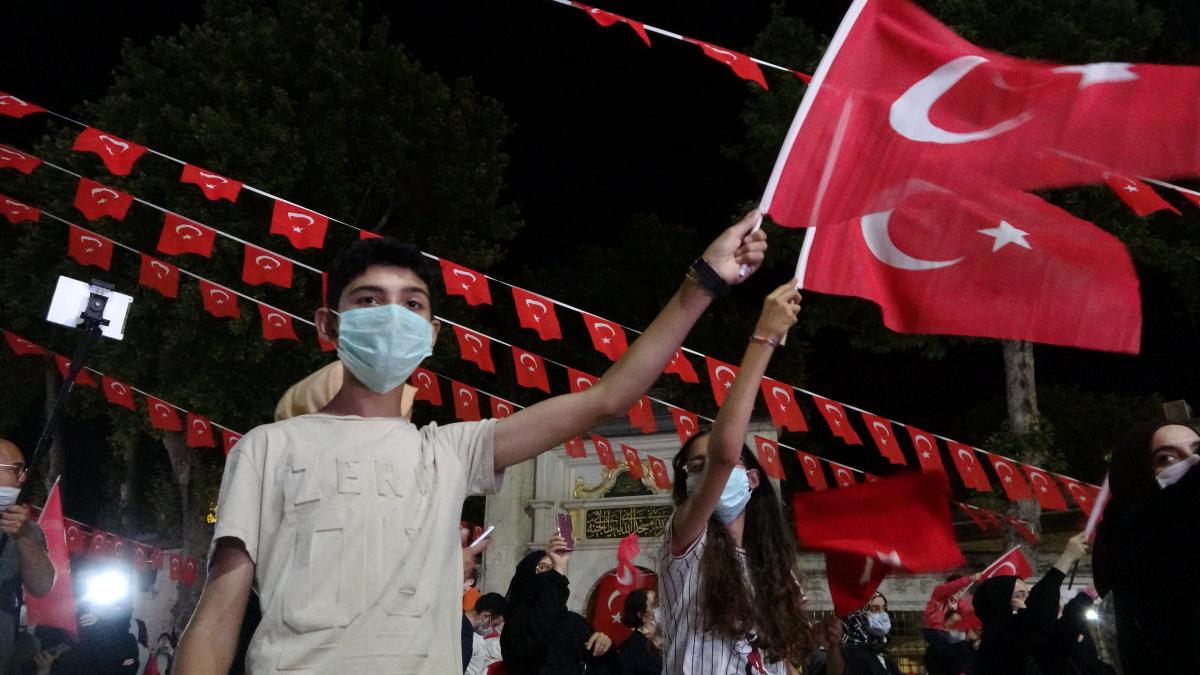 Türkiye'nin dört bir yanında demokrasi nöbeti tutuldu