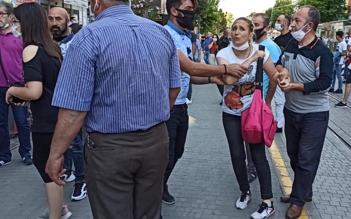 Eskişehir'de eski kocasının yeni eşini görünce, saldırdı