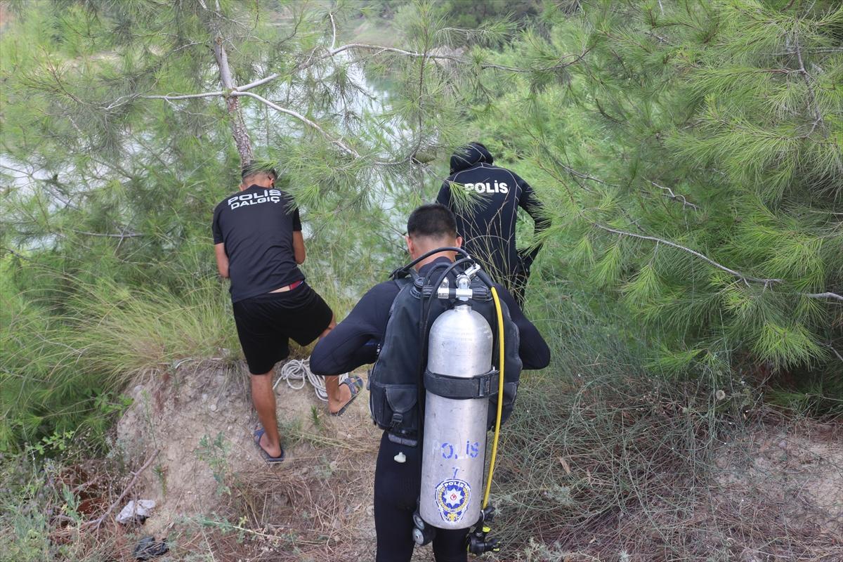 Adana'da göle düşen otomobil sürücüsü yüzerek çıktı