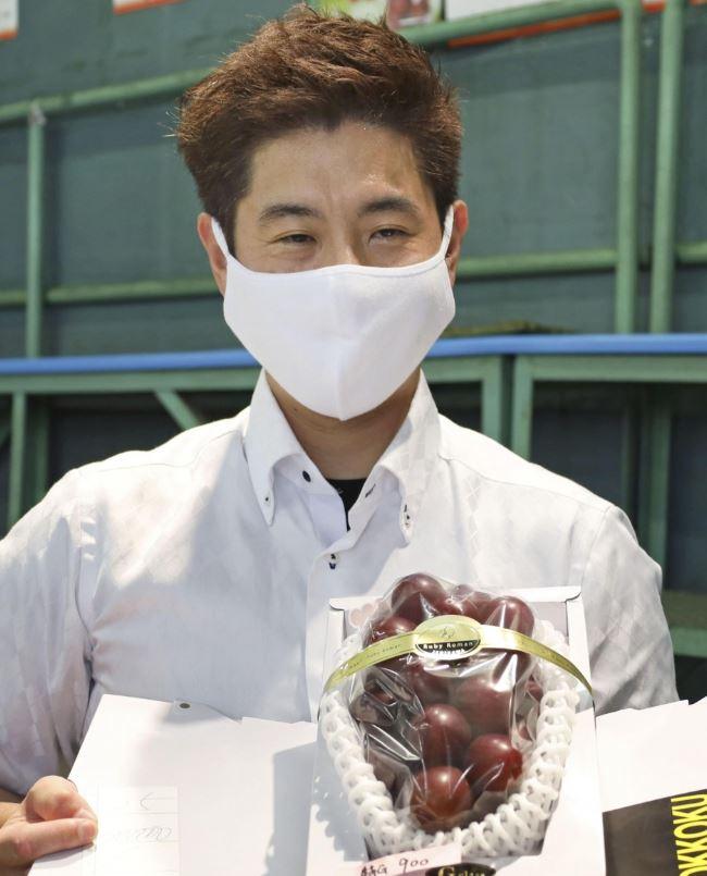 Japonya'da bir salkım üzüm, 83 bin liraya alıcı buldu