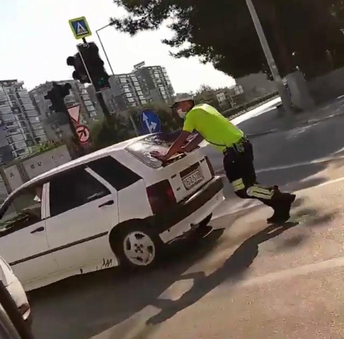 Bursa'da trafik polisinden alkışlanacak hareket