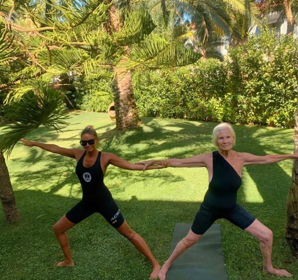 Eda Taşpınar anneannesiyle yoga yaptı