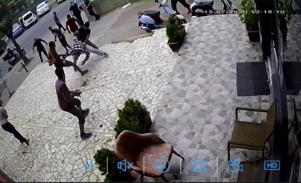 Kadıköy'de bıçaklı sopalı 'yan baktın' kavgası