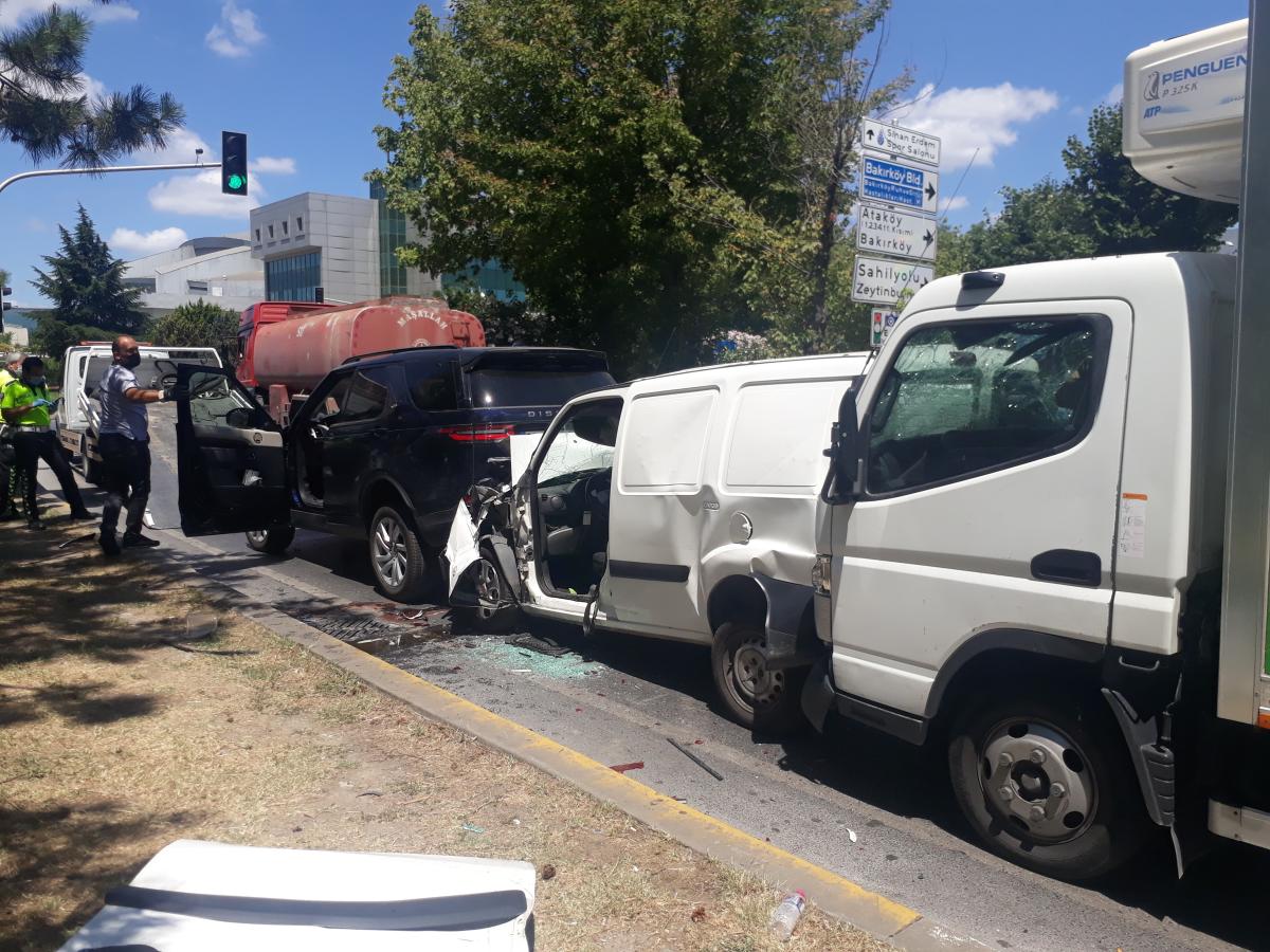 Bakırköy'de zincirleme kaza: 1 yaralı