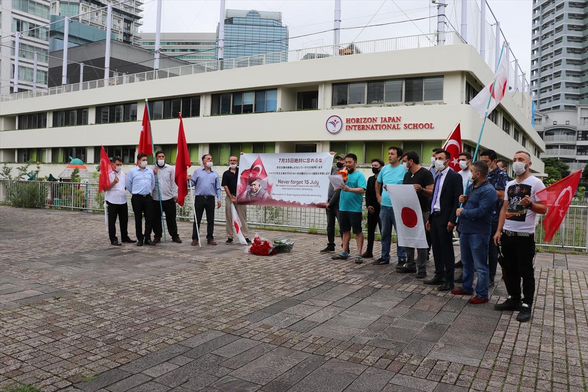 Japonya'da FETÖ'ye ait okulun önünde protesto