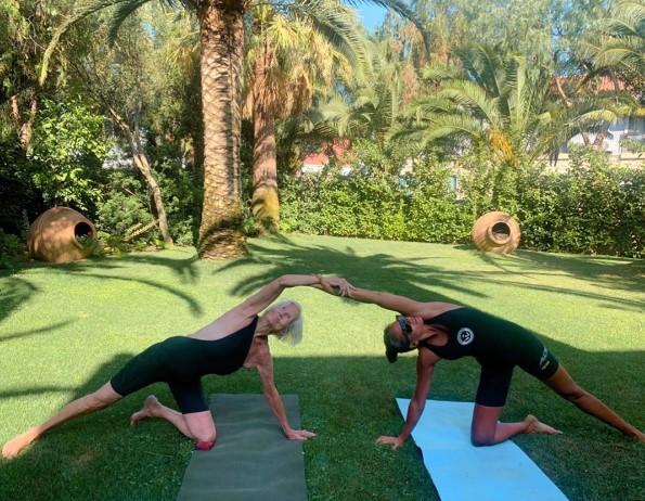 Eda Taşpınar anneannesiyle yoga yaptı