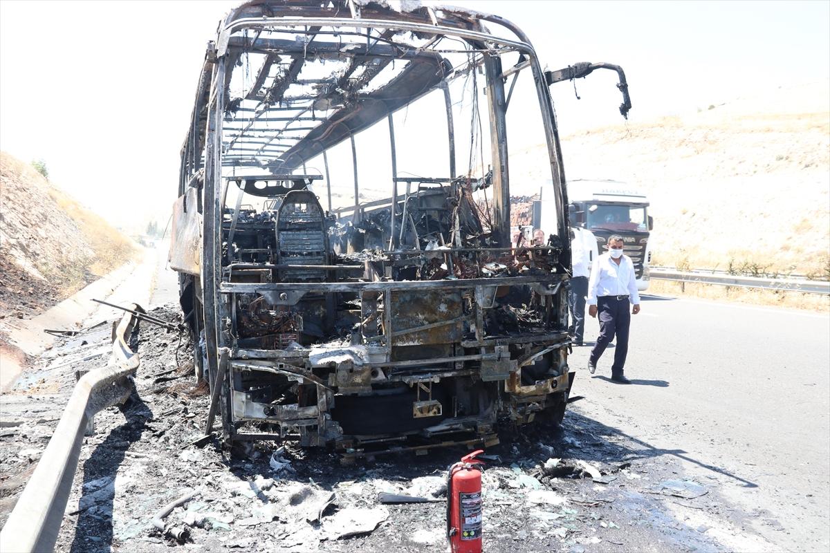 Şanlıurfa'da seyir halindeki otobüs yandı