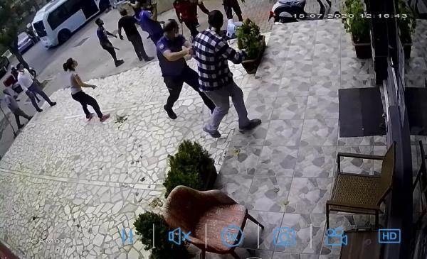 Kadıköy'de bıçaklı sopalı 'yan baktın' kavgası