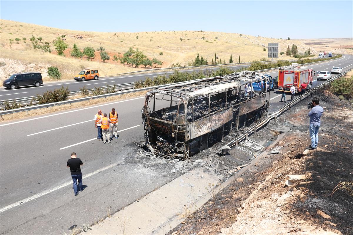 Şanlıurfa'da seyir halindeki otobüs yandı