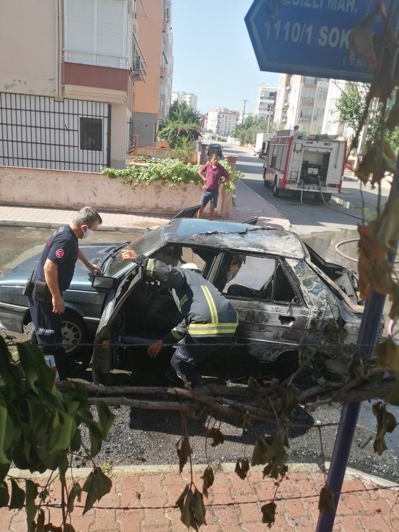 Antalya'da alev topuna dönen araç