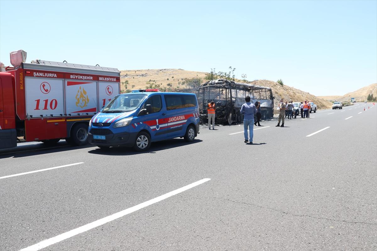 Şanlıurfa'da seyir halindeki otobüs yandı