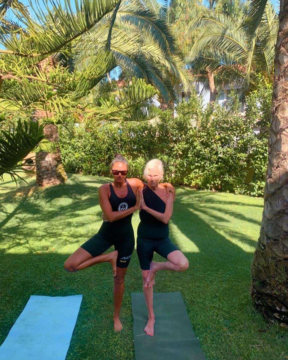Eda Taşpınar anneannesiyle yoga yaptı