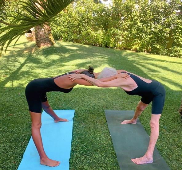 Eda Taşpınar anneannesiyle yoga yaptı