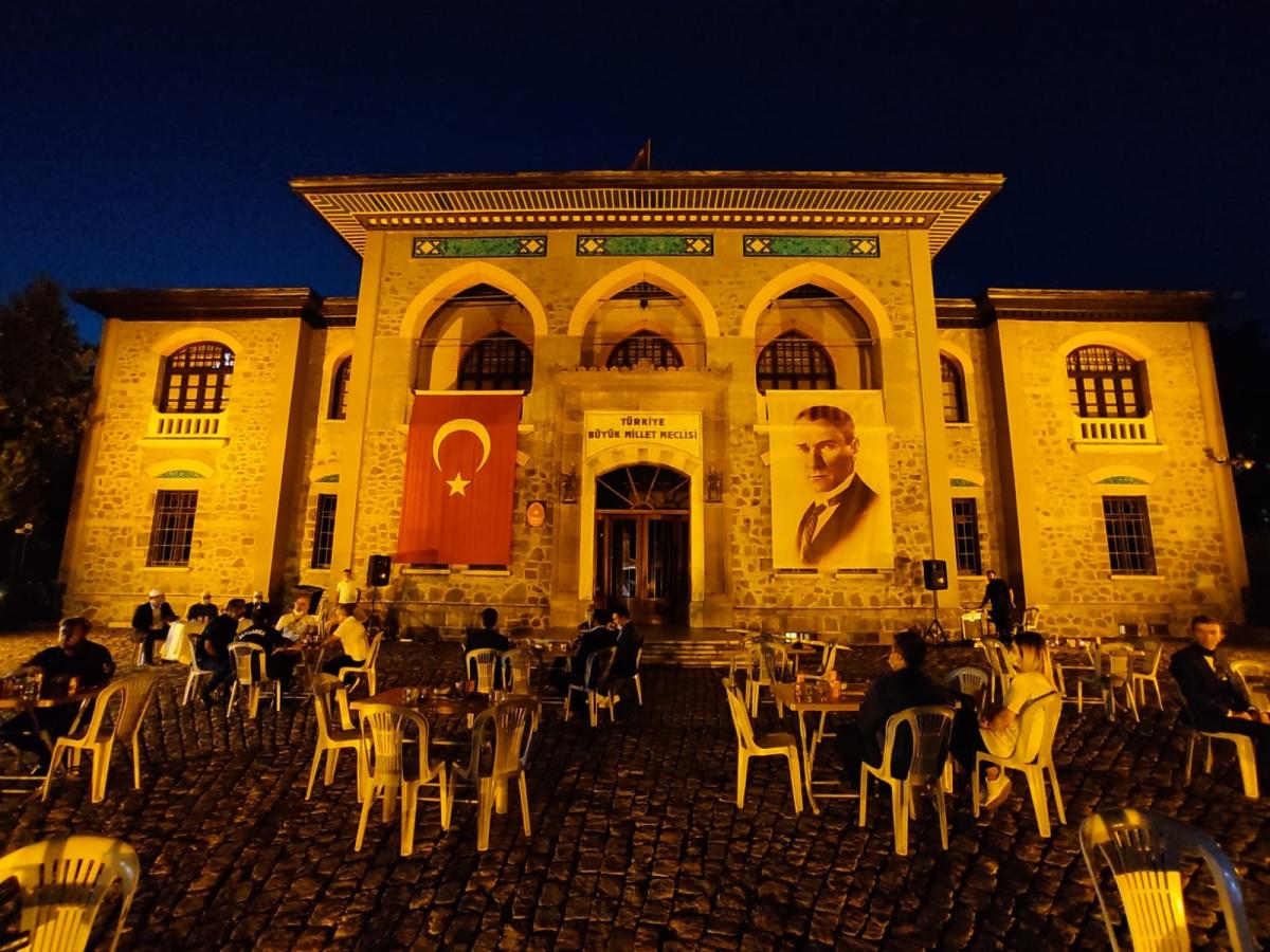 Türkiye'nin dört bir yanında demokrasi nöbeti tutuldu