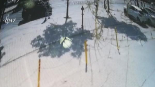 Esenyurt'ta anne ve kucağındaki bebeğine araba çarptı