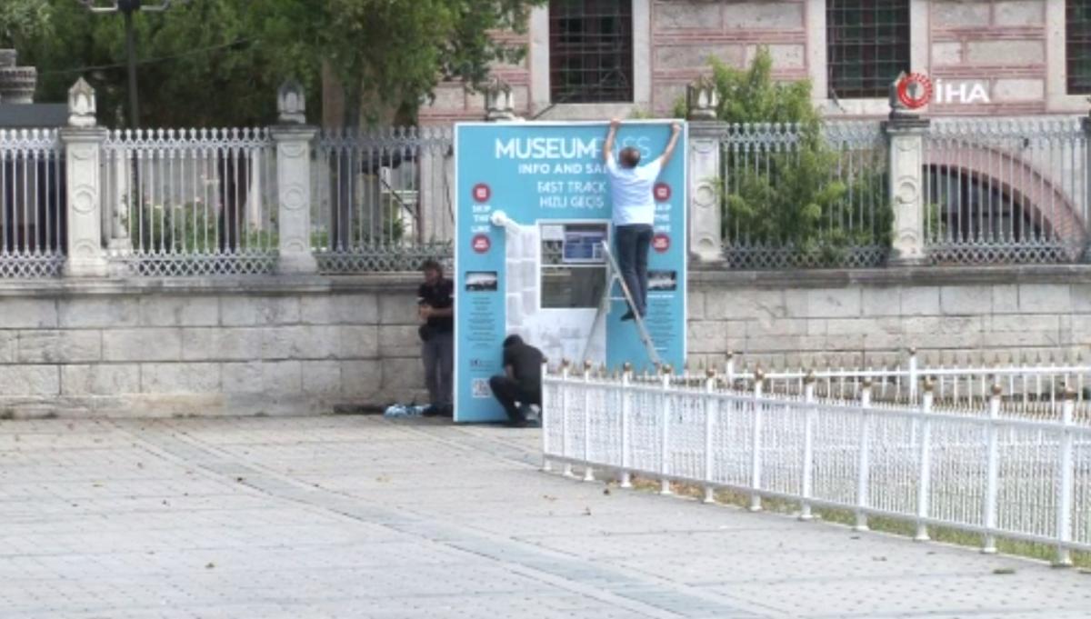 Ayasofya'daki bilet satış gişesi söküldü