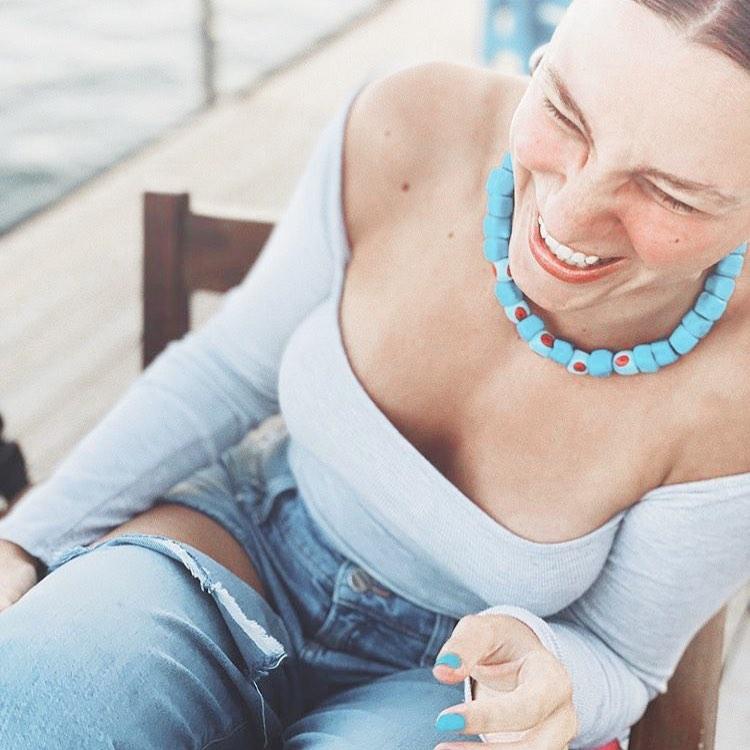 Annesiyle tatile çıkan Serenay Sarıkaya'nın yüzü güldü