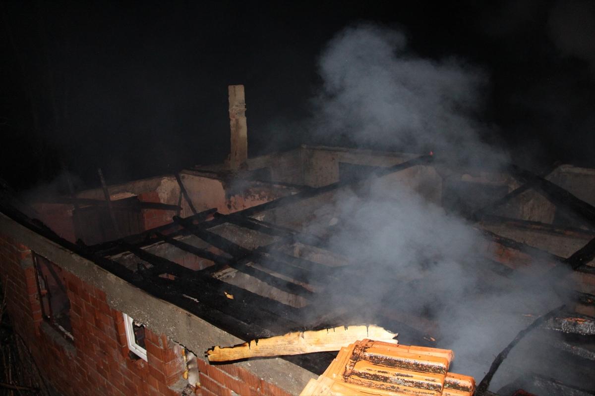 Amasya'da çıkan yangında 2 ev yandı kül oldu