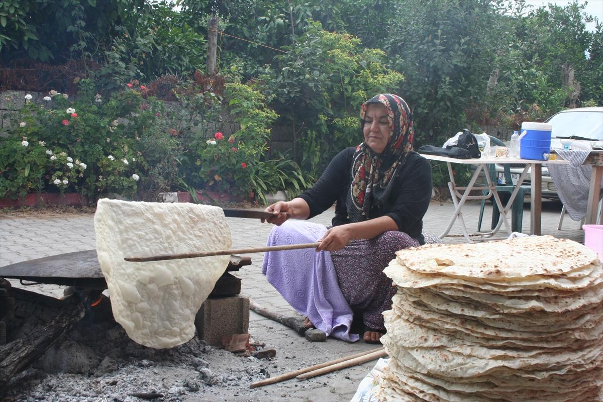 Hataylı kadınlar imece usulü yufka ekmek hazırlıyor