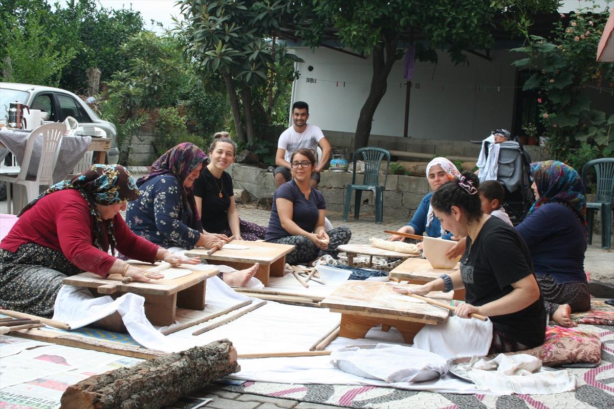 Hataylı kadınlar imece usulü yufka ekmek hazırlıyor