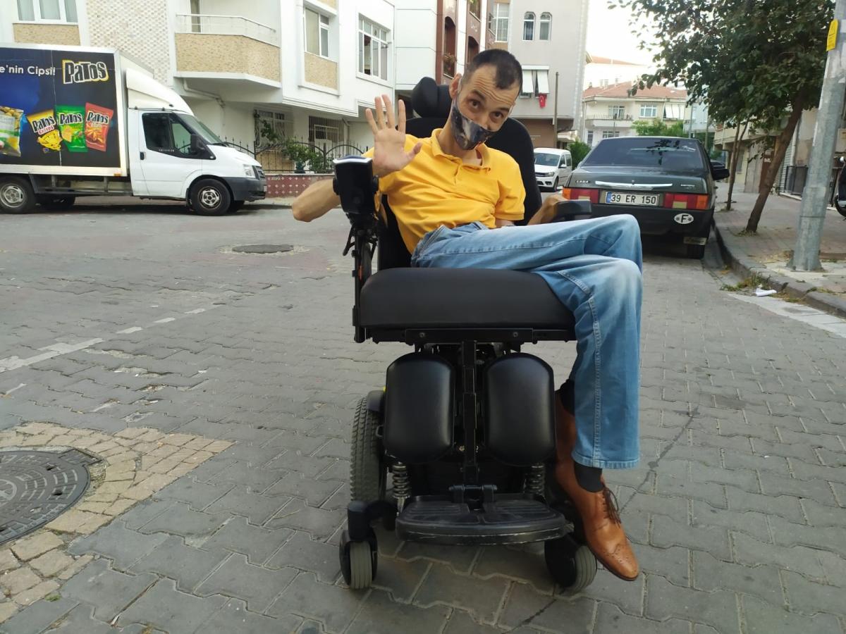 Tekerlekli sandalyesi çalınan gencin yüzünü güldürdü