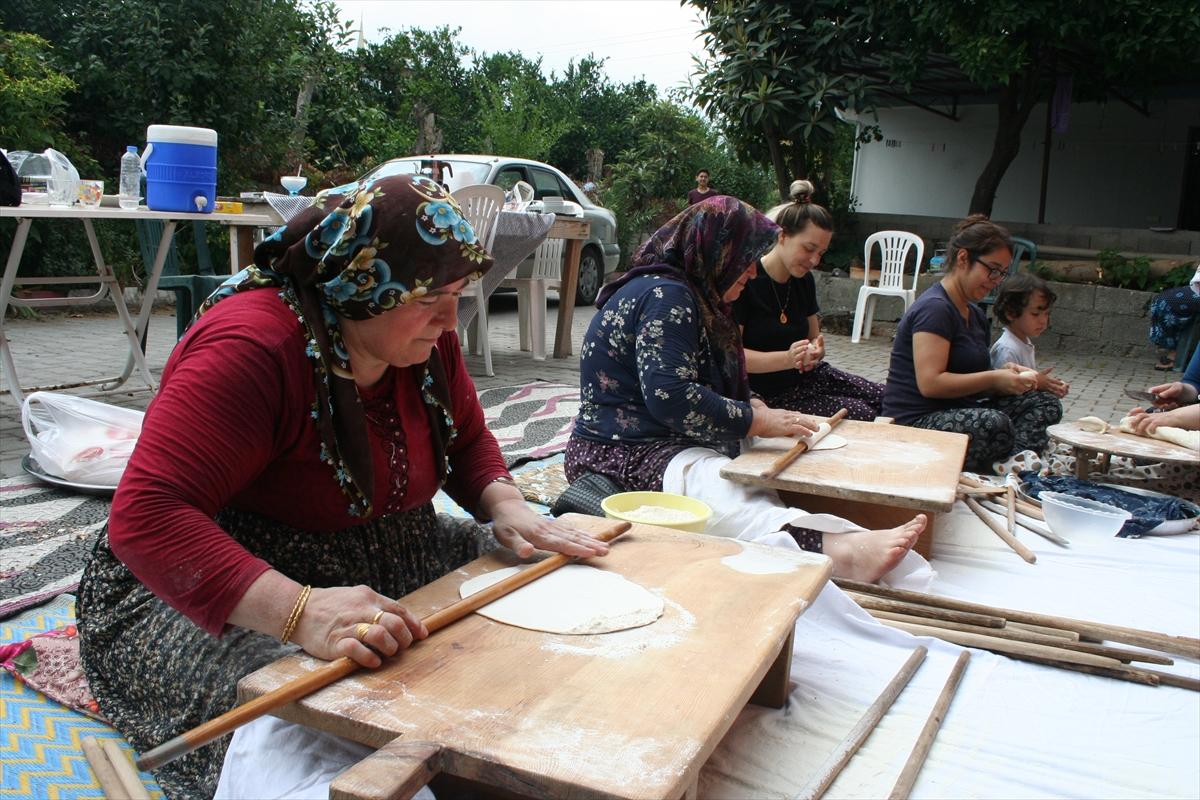 Hataylı kadınlar imece usulü yufka ekmek hazırlıyor