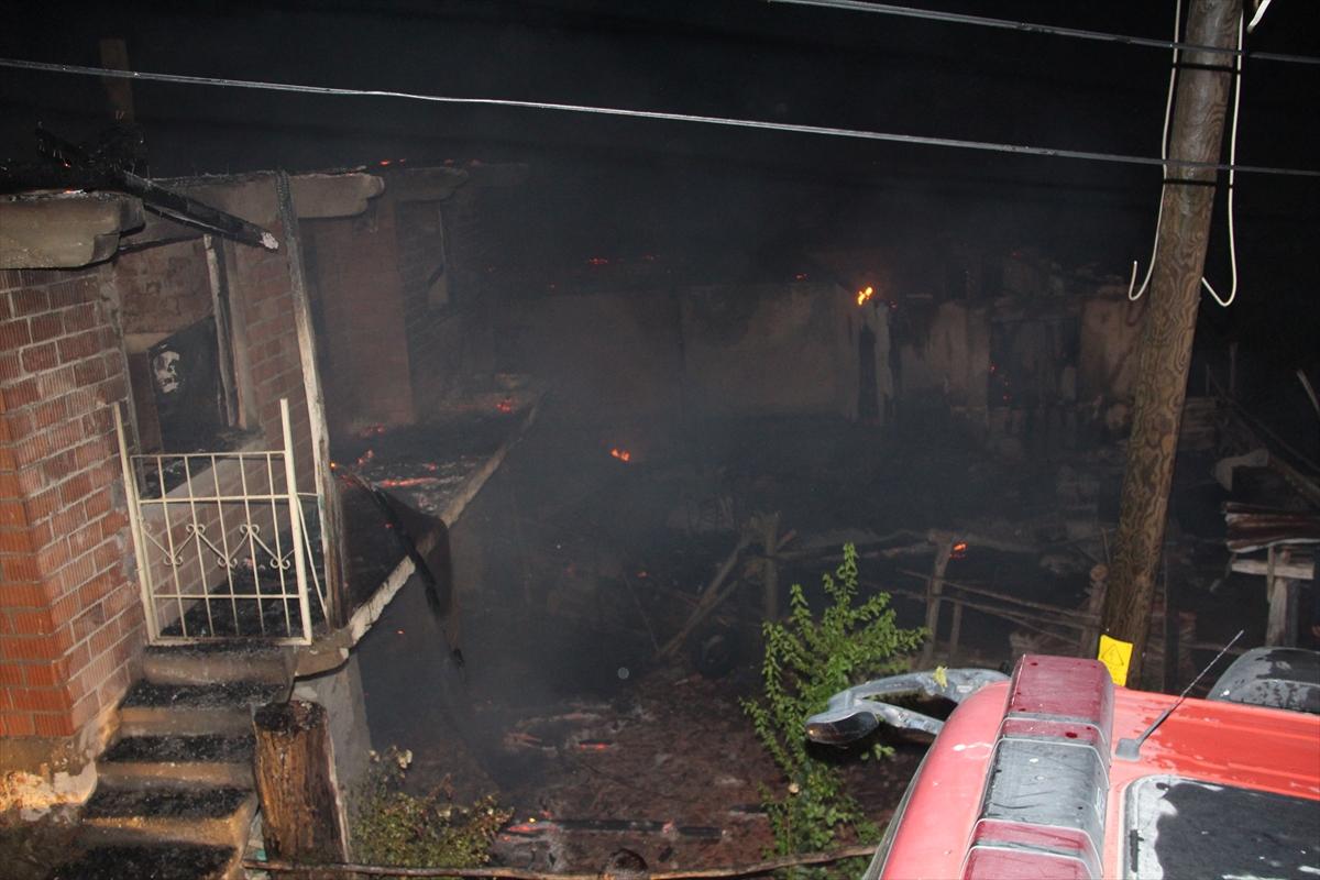 Amasya'da çıkan yangında 2 ev yandı kül oldu